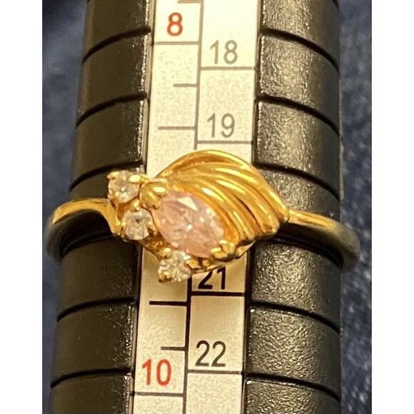 Vintage Costume Ring EDCO Size 9 Gold Tone With Pink & White Rhinestones - Picture 1 of 5